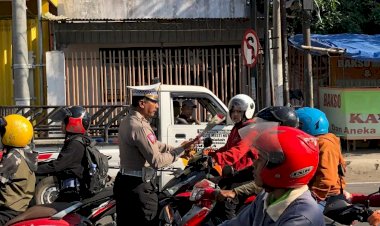 Operasi-Patuh-Semeru-2024,-Polisi-Kota-Blitar-Beri-Bunga-dan-Coklat-Bagi-Pengendara-Tertib